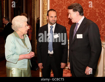 Königin Elizabeth II. Spricht mit Mark Shuttleworth, dem ersten Afrikaner im Weltraum (Mitte) und Wirtschaftsminister Lord Mandelson (rechts) bei einem Empfang im Buckingham Palace, London, der vor dem Staatsbesuch des Präsidenten Südafrikas im nächsten Monat stattfand. Stockfoto