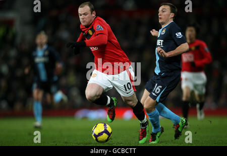 Wayne Rooney von Manchester United und Mark Noble von West Ham United (rechts) kämpfen während des Spiels der Barclays Premier League in Old Trafford, Manchester, um den Ball. Stockfoto