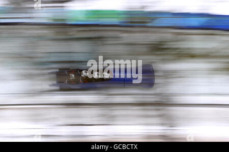 Großbritanniens vierköpfiges Boblseigh-Team mit Fahrer John Jackson während des Trainings auf der Bobbahn bei den Olympischen Winterspielen 2010 im Whistler Sliding Center, Whistler, Kanada. Stockfoto