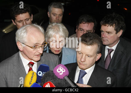 (Von links nach rechts) der Vorsitzende der Grünen, John Gormley, und TD Trevor Sargent, kündigen heute Abend seinen Rücktritt als Staatsminister für Ernährung und Gartenbau im Leinster House in Dublin an. Stockfoto