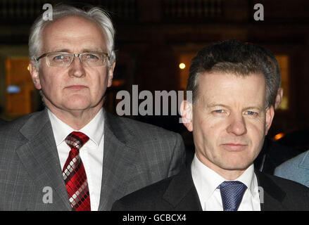 (Von links nach rechts) der Vorsitzende der Grünen, John Gormley, und TD Trevor Sargent, kündigen heute Abend seinen Rücktritt als Staatsminister für Ernährung und Gartenbau im Leinster House in Dublin an. Stockfoto