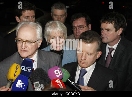 (Von links nach rechts) der Vorsitzende der Grünen, John Gormley, und TD Trevor Sargent, kündigen heute Abend seinen Rücktritt als Staatsminister für Ernährung und Gartenbau im Leinster House in Dublin an. Stockfoto