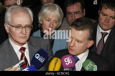 (Von links nach rechts) der Vorsitzende der Grünen, John Gormley, und TD Trevor Sargent, kündigen heute Abend seinen Rücktritt als Staatsminister für Ernährung und Gartenbau im Leinster House in Dublin an. Stockfoto