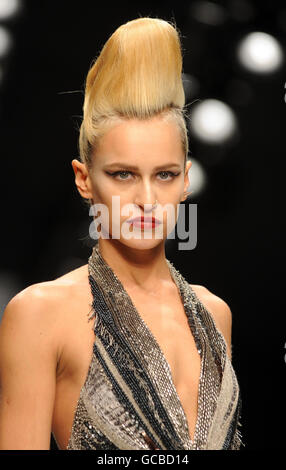 Alice Dellal auf dem Laufsteg bei der Issa Catwalk Show während der London Fashion Week. Stockfoto