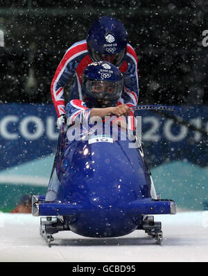 Die Briten Nicola Minichello und Gillian Cooke haben bei den Olympischen Winterspielen 2010 in Vancouver im Whistler Sliding Center in Whistler, Kanada, ihren ersten Lauf im Womens Two man Bobshed Heat One gemacht. Stockfoto