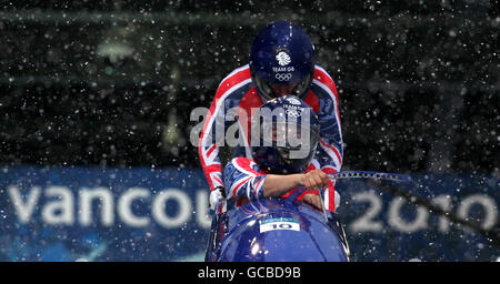 Die Briten Nicola Minichello und Gillian Cooke haben bei den Olympischen Winterspielen 2010 in Vancouver im Whistler Sliding Center in Whistler, Kanada, ihren ersten Lauf im Zweierlauf der Frauen mit Bobsled gemacht. Stockfoto