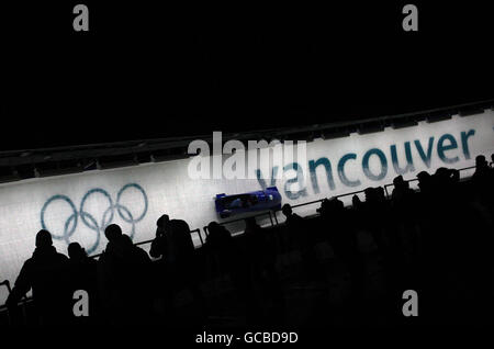 Die Briten Nicola Minichello und Gillian Cooke haben bei den Olympischen Winterspielen 2010 in Vancouver im Whistler Sliding Center in Whistler, Kanada, ihren zweiten Lauf im Womens Two man Bobshed Heat One gemacht. Stockfoto