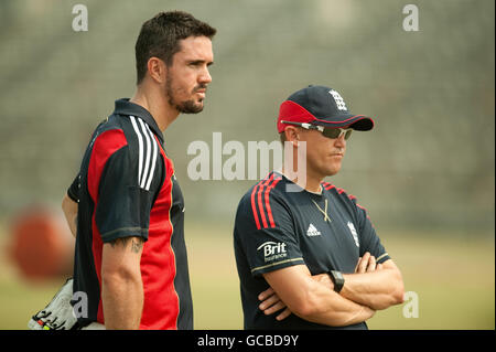 Englands Kevin Pietersen mit Trainer Andy Flower (rechts) während einer Nets-Session im Khan Shaheb Osman Ali Stadium, Fatullah, Bangladesch. Stockfoto