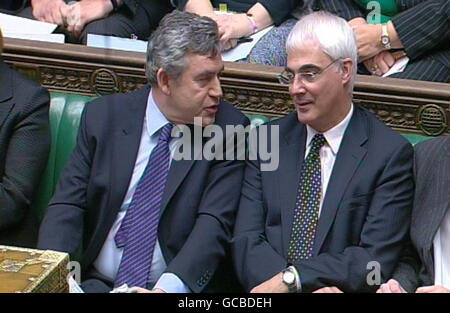 Premierminister Gordon Brown (links) und Schatzkanzler Alistair Darling hören dem konservativen Parteiführer David Cameron (nicht gesehen) während der Fragen des Premierministers im Unterhaus in London zu. Stockfoto