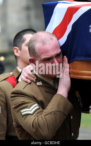 Der Sarg von Korporal Liam Riley wird nach seinem Trauerdienst aus der Sheffield Cathedral getragen. Der Korporal Liam Riley vom 3. Bataillon des Yorkshire Regiments wurde Anfang dieses Monats durch eine Explosion getötet, als er als Teil der 1 Coldstream Guards Battle Group in der Nähe von Malgir in Helmand diente. Stockfoto