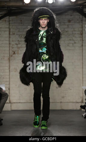 Models auf dem Laufsteg tragen Designs von Katie Eary, während der Herbst/Winter 2010 MAN Show, in den Gewölben im Somerset House, Central London. Stockfoto
