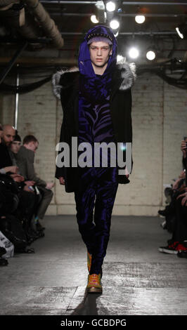 Models auf dem Laufsteg tragen Designs von Katie Eary, während der Herbst/Winter 2010 MAN Show, in den Gewölben im Somerset House, Central London. Stockfoto