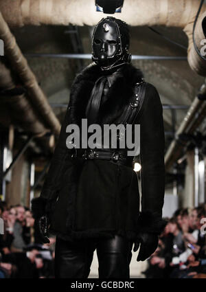 Models auf dem Laufsteg tragen Designs von Jaiden RVA James während der Herbst/Winter 2010 MAN Show, in den Gewölben im Somerset House, im Zentrum von London. Stockfoto