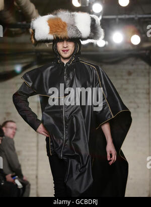 Modelle auf dem Laufsteg tragen Designs von New Power Studio während der Herbst/Winter 2010 MAN Show, in den Gewölben im Somerset House, Zentral-London. Stockfoto