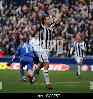 West Bromwich Simon Cox von Albion feiert seinen dritten Treffer beim Coca-Cola Championship-Spiel in den Hawthorns, West Bromwich. Stockfoto