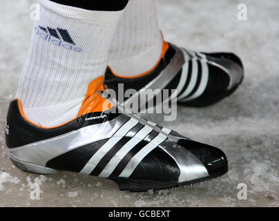 Die Schuhe eines Boblseighers während eines Trainingslaufs auf der Bobbahn bei den Olympischen Spielen 2010 im Whistler Sliding Center, Whistler, Kanada. Stockfoto