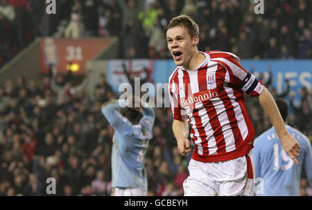 Ryan Shawcross von Stoke City feiert das zweite Tor des Spiels während des Spiels des FA Cup Fifth Round Replay im Britannia Stadium, Stoke. Bilddatum: Mittwoch, 24. Februar 2010. Siehe PA Story SOCCER Stoke. Bildnachweis sollte lauten: Martin Rickett/PA Wire. EINSCHRÄNKUNGEN: Die Nutzung unterliegt Einschränkungen. Redaktionelle Druckverwendung nur mit vorheriger schriftlicher Genehmigung. Für die Verwendung neuer Medien ist eine Lizenz von Football DataCo Ltd. Erforderlich. Rufen Sie uns an unter 44 (0)1158 447447 oder unter www.pressassociation.com/images/restrictions, um alle Einschränkungen zu erfahren. Stockfoto