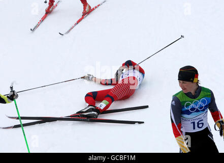 Die Teilnehmer brechen im Ziel zusammen, nachdem sie am Cross Country Skiing Womens 30km Mass Start Classic im Whistler Olympic Park, Whistler, Kanada teilgenommen haben. Stockfoto