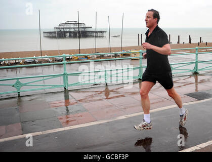 Der konservative Parteivorsitzende David Cameron läuft heute Morgen in Brighton an der Küste entlang, bevor er am Nachmittag vor dem Spring Forum der Konservativen Partei spricht. Stockfoto