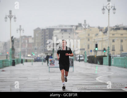 Der konservative Parteivorsitzende David Cameron läuft heute Morgen in Brighton an der Küste entlang, bevor er am Nachmittag vor dem Spring Forum der Konservativen Partei spricht. Stockfoto