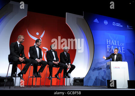 (Von links nach rechts) Sir Chris Hoy, Chris Boardman, Doug Dailey und Brian Cookson beim British Cycling's Hall of Fame Dinner Stockfoto