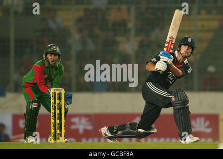 England Kapitän Alastair Cook Fledermäuse während des ersten One Day International Spiel im Shere Bangla National Stadium, Mirpur, Dhaka, Bangladesch. Stockfoto