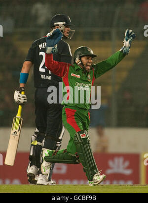 Bangladesh Wicketkeeper Mushfiqur Rahim feiert, wie England Kevin Pietersen wird von Shakib Al Hasan während des ersten One Day International Spiel im Shere Bangla National Stadium, Mirpur, Dhaka, Bangladesch entlassen. Stockfoto