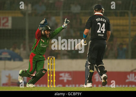 Bangladesh Wicketkeeper Mushfiqur Rahim feiert, wie England Kevin Pietersen wird von Shakib Al Hasan während des ersten One Day International Spiel im Shere Bangla National Stadium, Mirpur, Dhaka, Bangladesch entlassen. Stockfoto