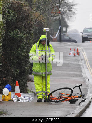 Polizeibeamte untersuchen ein Fahrrad, nachdem ein Radfahrer bei einem Unfall in Essex schwer verletzt wurde. Stockfoto