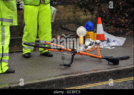 Polizeibeamte untersuchen ein Fahrrad, nachdem ein Radfahrer bei einem Unfall in Essex schwer verletzt wurde. Stockfoto