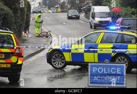 Unfall mit Schlag und Schlag. Polizisten untersuchen ein Fahrrad, nachdem ein Radfahrer bei einem Unfall in Essex schwer verletzt wurde. Stockfoto