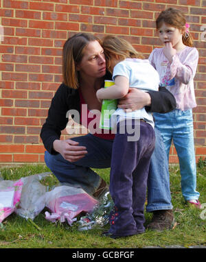 Frau und Kind Körper gefunden Stockfoto