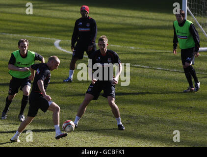 Der Waliser David Cotterill hält den Ball während des Trainings gegen die Teamkollegen David Vaughan (links), Jack Collison (Mitte), Robert Earnshaw (hinten) und Chris Gunter (rechts) während des Trainings im Liberty Stadium, Swansea. Stockfoto