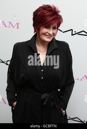 Sharon Osbourne während einer Fotoaktion für MAC Cosmetics VIVA GLAM „From Our Lips“ - zur weltweiten Sensibilisierung für HIV und AIDS - im Auftrag des MAC AIDS FUND im Il Bottacio am Grosvenor Place, im Zentrum von London. Stockfoto