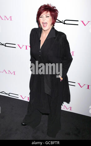 Sharon Osbourne während einer Fotoaktion für MAC Cosmetics VIVA GLAM „From Our Lips“ - zur weltweiten Sensibilisierung für HIV und AIDS - im Auftrag des MAC AIDS FUND im Il Bottacio am Grosvenor Place, im Zentrum von London. Stockfoto