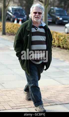 Moderator Bill Oddie kommt nach seiner heutigen Beerdigung in den Ställen von Milton Keynes zum Sir John Dankworth Memorial Service. Stockfoto