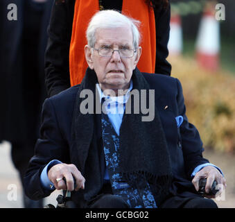 Der ehemalige Blockbuster-Moderator Bob Holness kommt nach seiner heutigen Beerdigung in den Ställen von Milton Keynes für den Sir John Dankworth Memorial Service an. Stockfoto