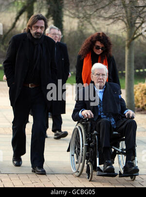 Der ehemalige Blockbuster-Moderator Bob Holness kommt nach seiner heutigen Beerdigung in den Ställen von Milton Keynes für den Sir John Dankworth Memorial Service an. Stockfoto