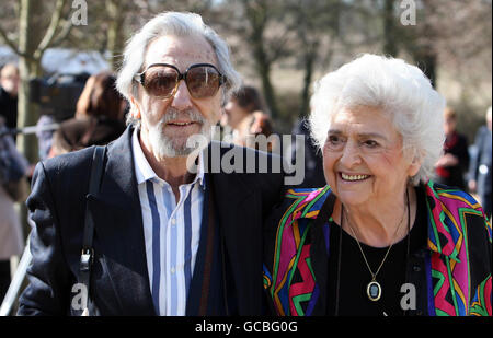 Claire Rayner und ihr Mann des kommen nach seiner heutigen Beerdigung in den Ställen von Milton Keynes zum Sir John Dankworth Memorial Service. Stockfoto