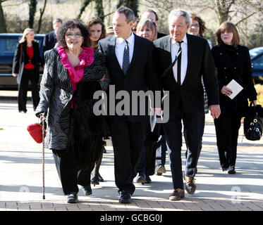 Die Sängerin Cleo Laine, die Frau des verstorbenen Sir John Dankworth und ihres Sohnes Alec, treffen nach seiner heutigen Beerdigung [rechts] in den Ställen von Milton Keynes zum Sir John Dankworth Memorial Service ein. Stockfoto