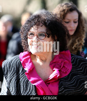 Der Sänger Cleo Laine, die Frau des verstorbenen Sir John Dankworth, kommt nach seiner heutigen Beerdigung zu einem Gedenkgottesdienst in den Ställen von Milton Keynes. Stockfoto