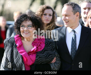 Die Sängerin Cleo Laine, die Frau des verstorbenen Sir John Dankworth und ihres Sohnes Alec, treffen nach seiner heutigen Beerdigung [rechts] in den Ställen von Milton Keynes zum Sir John Dankworth Memorial Service ein. Stockfoto