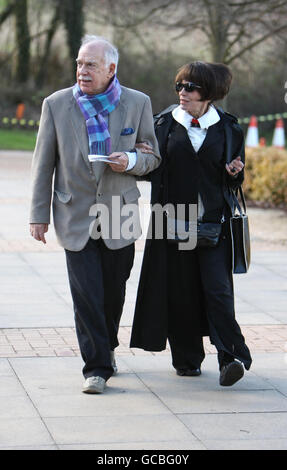 Die Schauspielerin Fenella Fielding und ein Gast kommen nach seiner heutigen Beerdigung in den Ställen von Milton Keynes zum Sir John Dankworth Memorial Service an. Stockfoto