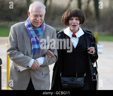 Die Schauspielerin Fenella Fielding und ein Gast kommen nach seiner heutigen Beerdigung in den Ställen von Milton Keynes zum Sir John Dankworth Memorial Service an. Stockfoto