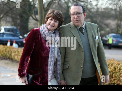 PAM Ayres und Gast kommen nach seiner heutigen Beerdigung in den Ställen von Milton Keynes zum Sir John Dankworth Memorial Service an. Stockfoto