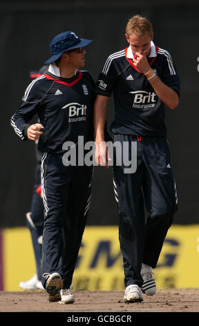 Englands Stuart Broad mit Graeme Swann (links) während des zweiten One Day International im Shere Bangla National Stadium, Mirpur, Dhaka. Stockfoto