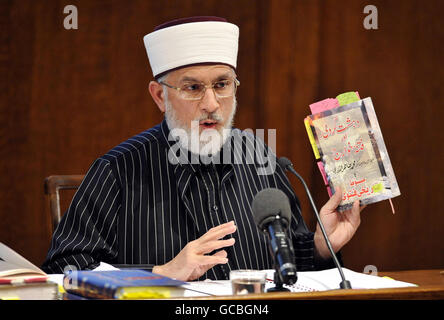 Der führende muslimische Gelehrte Dr. Muhammad Tahir-ul-Qadri, Gründer der weltweiten Minhaj-ul-Quran-Bewegung International (MQI), startet auf einem Birdcage Walk in London eine Fatwa - oder ein islamisches religiöses Urteil -, die Selbstmordattentate und terroristische Gräueltaten zusammen mit ihren Tätern verurteilt. Stockfoto