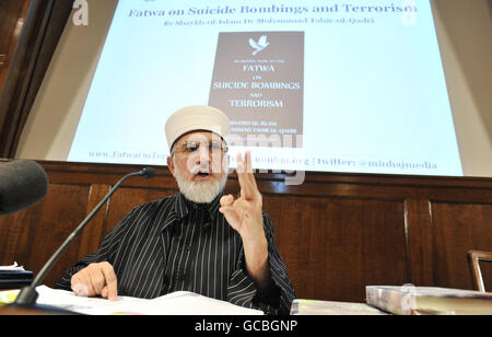 Der führende muslimische Gelehrte Dr. Muhammad Tahir-ul-Qadri, Gründer der weltweiten Minhaj-ul-Quran-Bewegung International (MQI), startet auf einem Birdcage Walk in London eine Fatwa - oder ein islamisches religiöses Urteil -, die Selbstmordattentate und terroristische Gräueltaten zusammen mit ihren Tätern verurteilt. Stockfoto