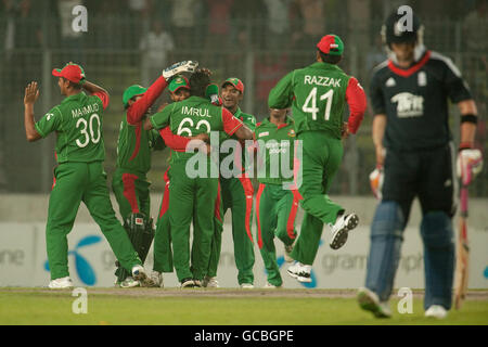 Bangladeshs Shafiul Islam feiert mit seinen Teamkollegen, nachdem er den englischen Craig Kieswetter (rechts) während des zweiten One Day International im Shere Bangla National Stadium, Mirpur, Dhaka, entlässt hat. Stockfoto