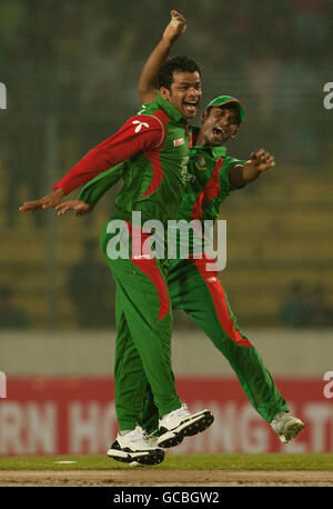 Der Bangladeschs Abdur Razzak (links) feiert mit Naeem Islam, nachdem er den Engländers Kevin Pietersen während des zweiten One Day International im Shere Bangla National Stadium, Mirpur, Dhaka, entlässt hat. Stockfoto